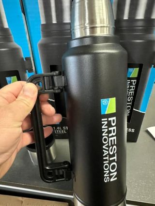 Preston Innovations CZ&SK termoska 1,4litrova verzia,velmi odolný plast,vyborne udrži teplo:) “povinná vybava”na zimné...